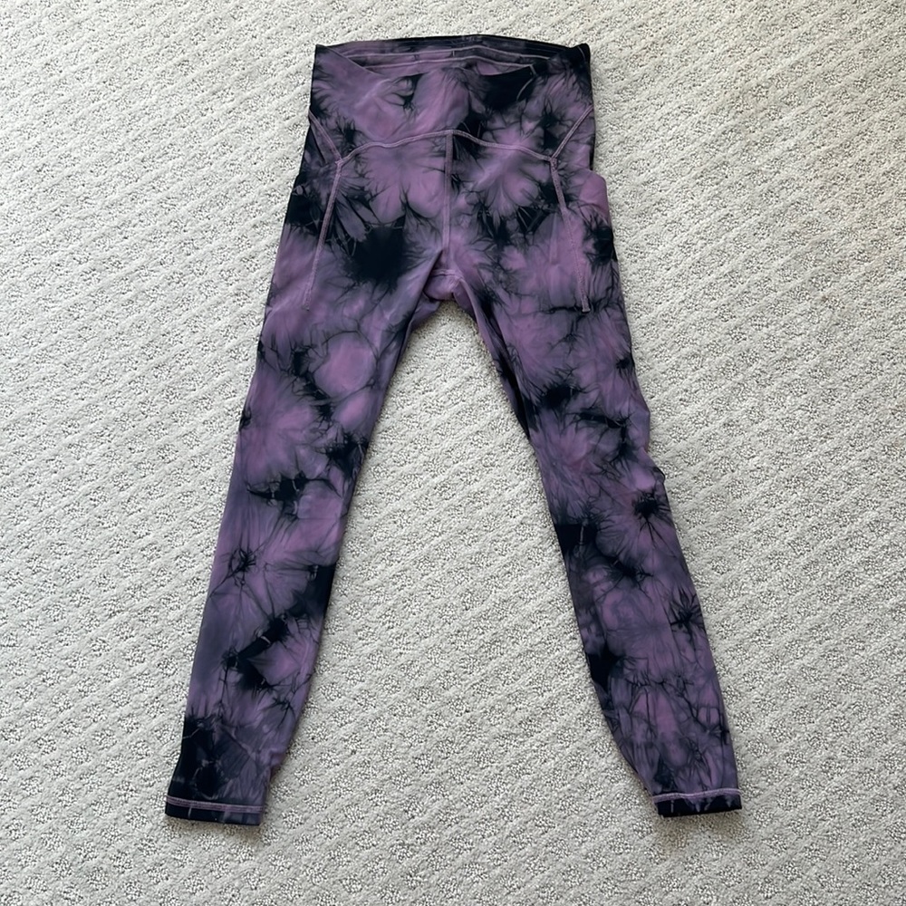 Lululemon 
Power Thru High-Rise Tight 25"